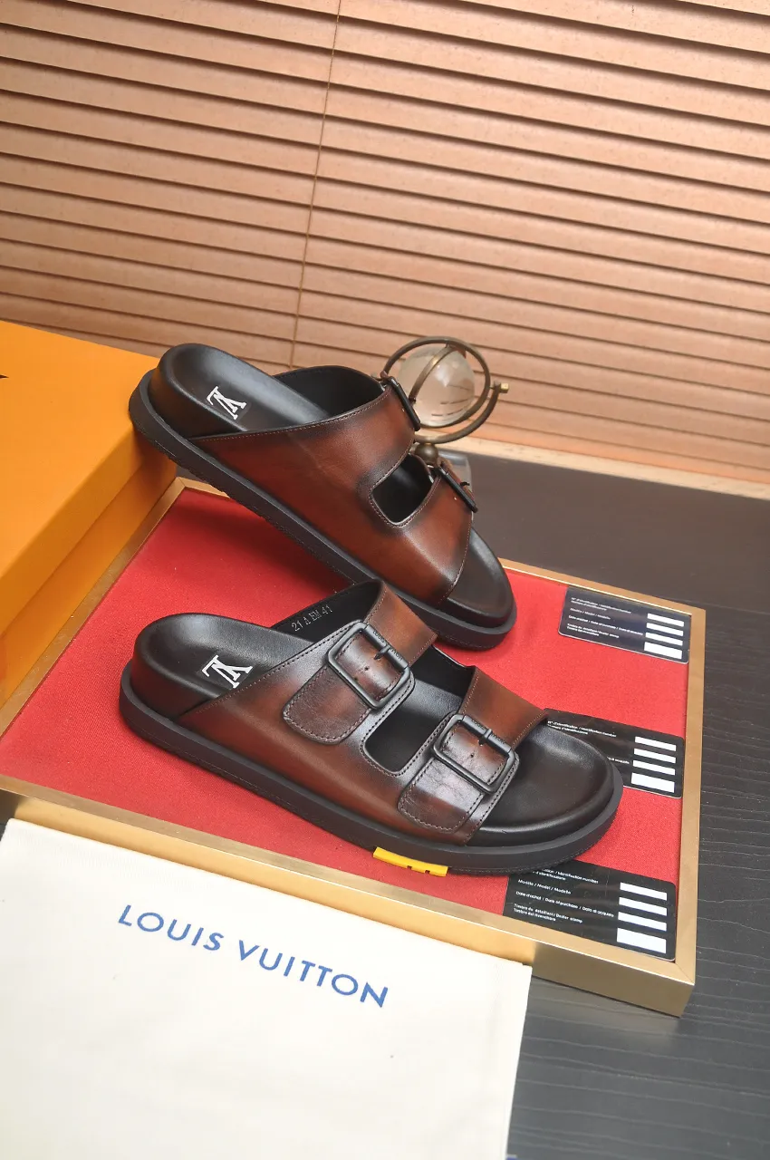 Men's shoes 💰400💶 [Louis Vuitton LV slippers] (high-end cowhide) counter 1:1 fashion style, a must-have for summer! The designer used LV’s iconic outsole. The original simple slippers instantly become fashionable! The upper is made of flexible special cowhide leather straps alternately, and the workmanship is exquisite! A must-have for stylish men in summer, size 38-45 (45 customized)
